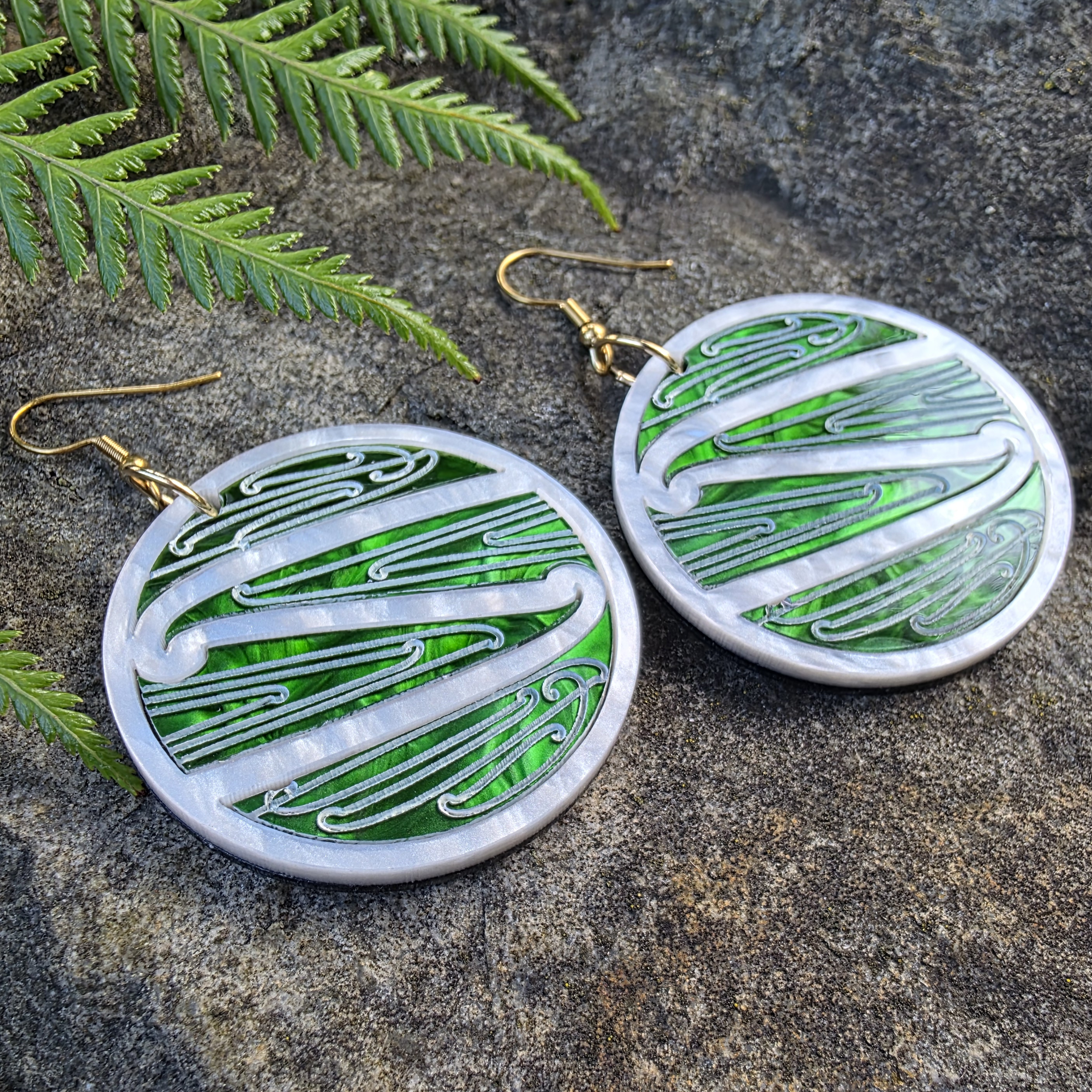 Pūhoro Earrings - White on green